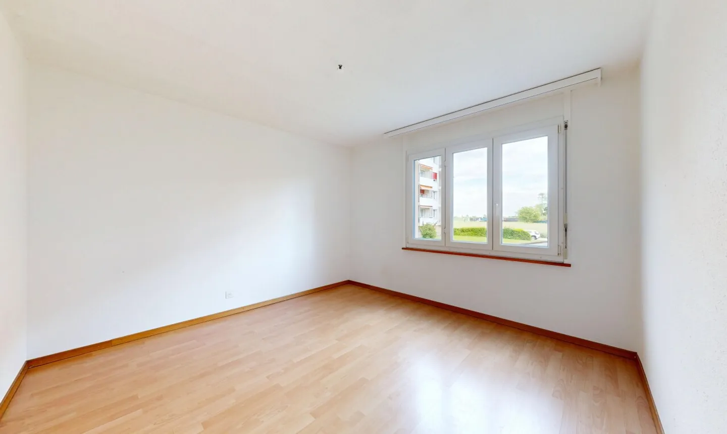 Large 4.5-room apartment on garden level - Photo 7 of 11