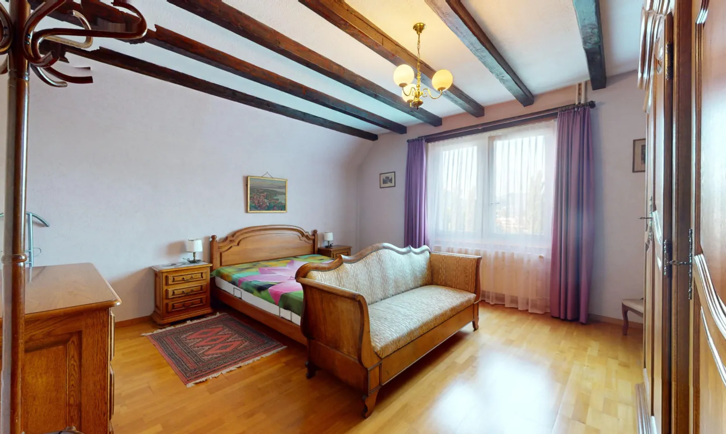 Maison individuelle de 9,5 pièces située au centre avec beaucoup de potentiel - Photo 12 sur 13