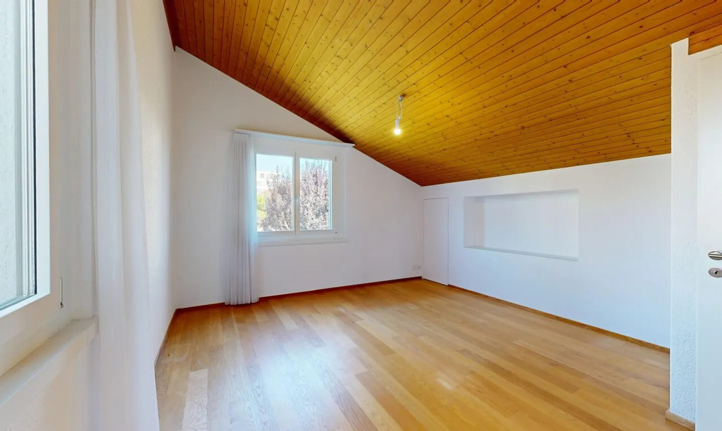 Modernized 5½-room house with ground probe and large garden - Photo 7 of 11