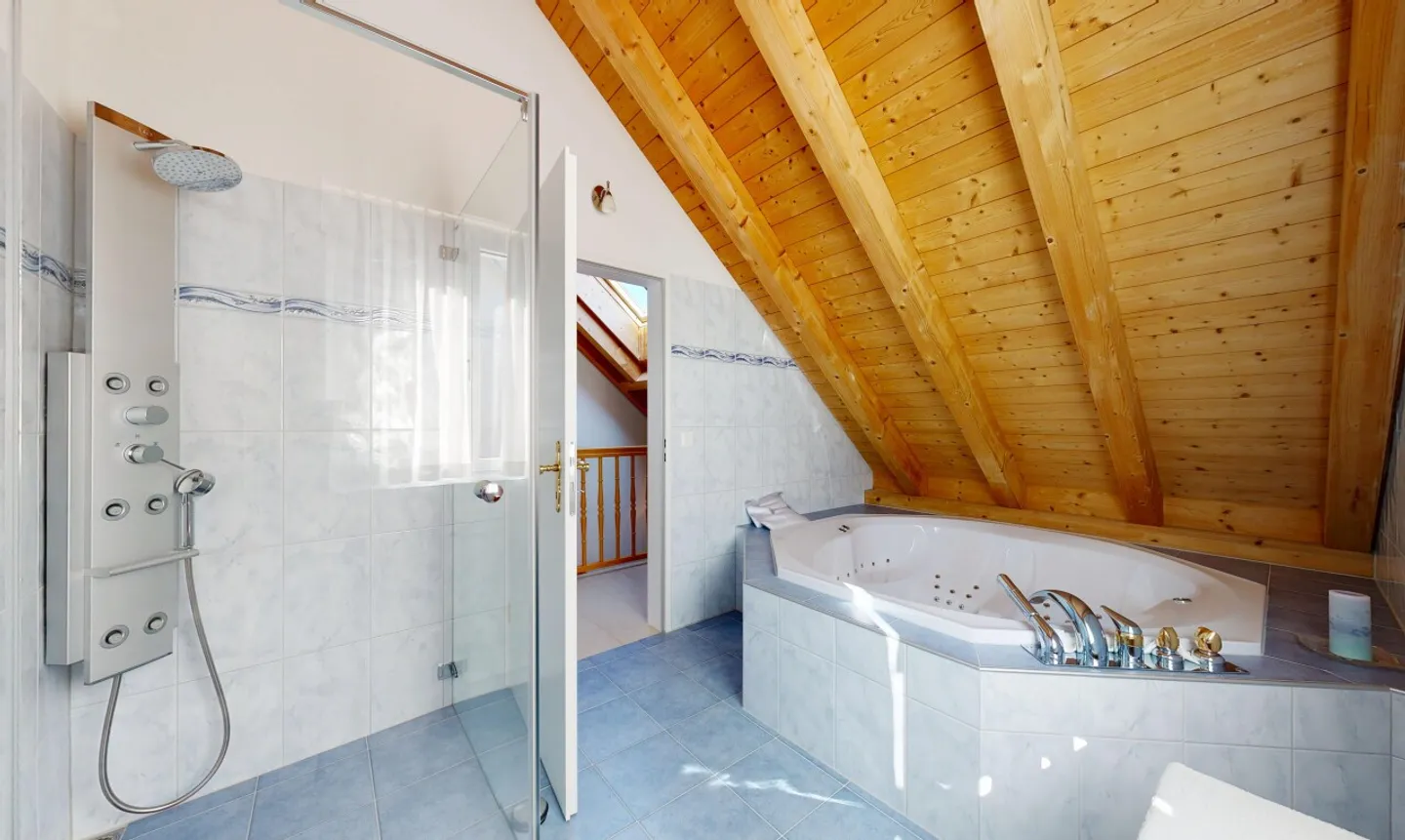Maison individuelle spacieuse de 5,5 pièces dans un emplacement idyllique - Photo 9 sur 11