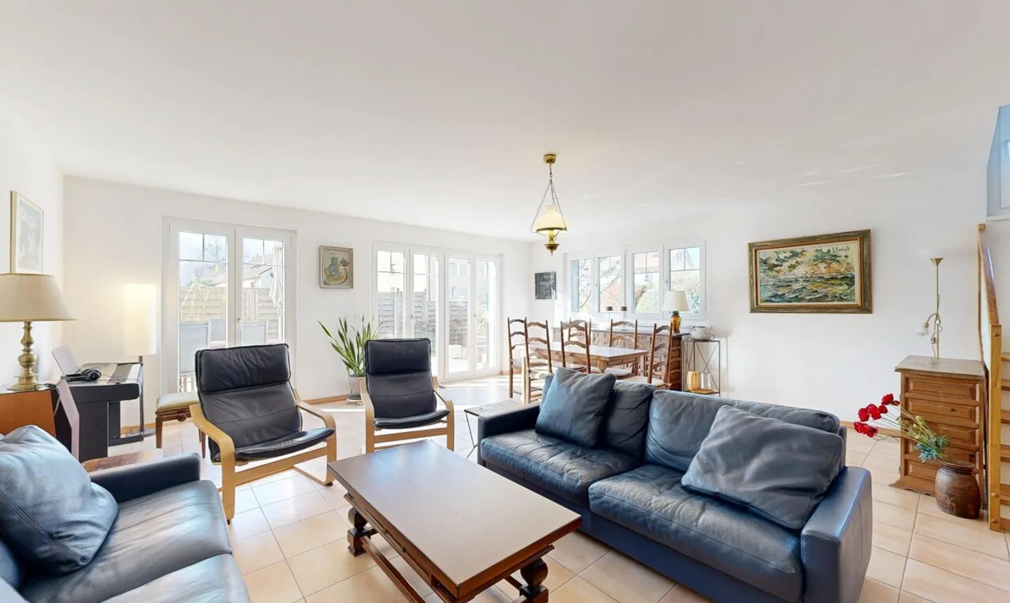 Incantevole Casa Familiare in Zona Tranquilla - Foto 4 di 11