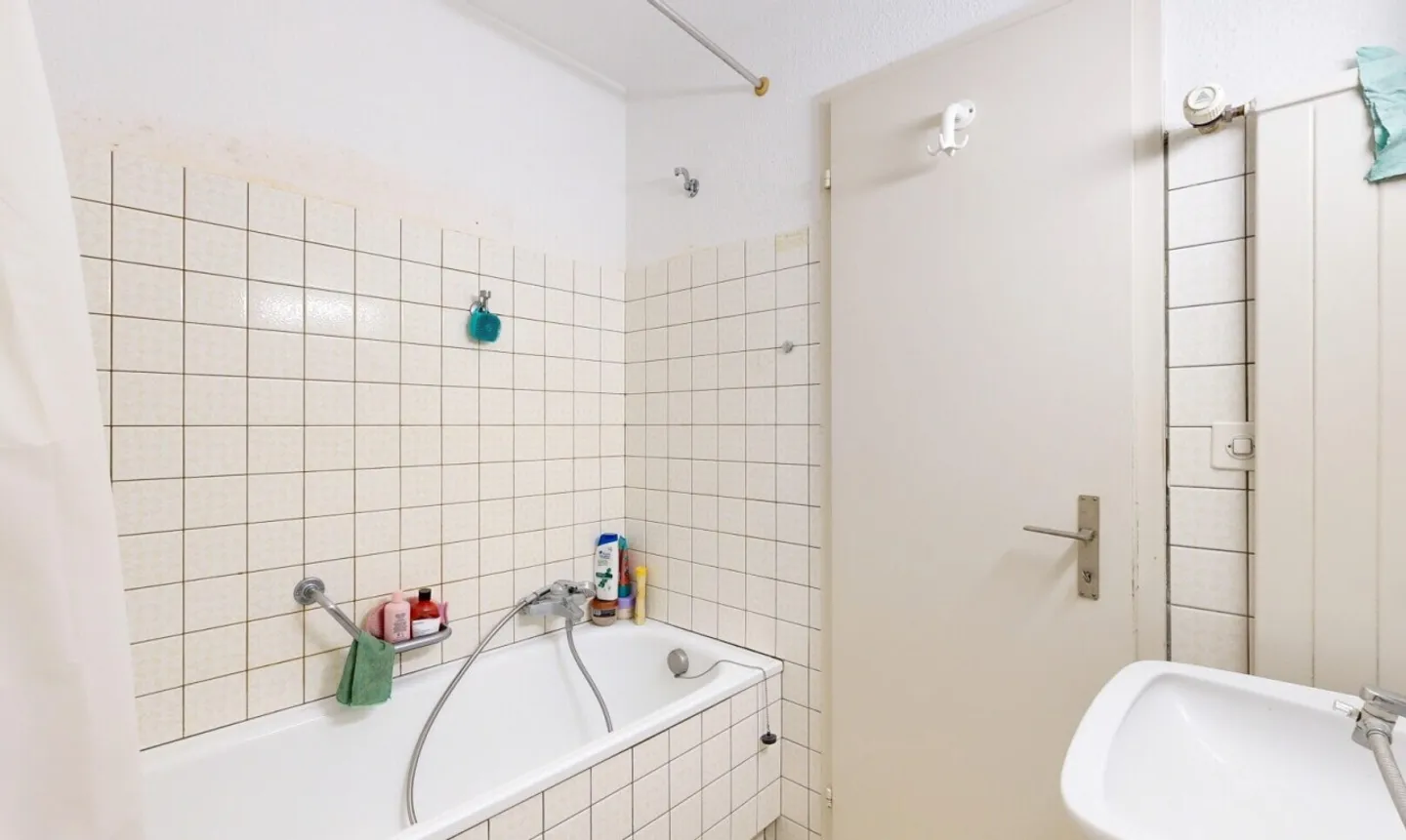 Charming Apartment with Parking - Photo 5 of 11