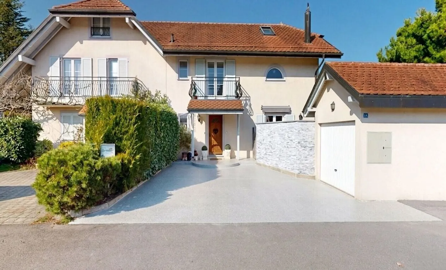 Casa a schiera con grande giardino e volumi generosi - Foto 2 di 11