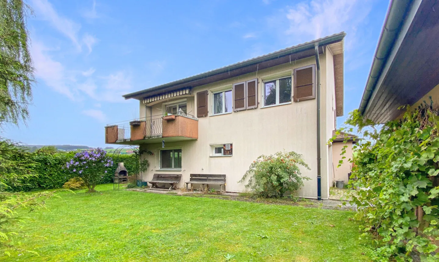 MEHRFAMILIENHAUS AM RANDE EINES LANDWIRTSCHAFTLICHEN GEBIETS - CHANCE ZU NUTZEN - Foto 2 von 13