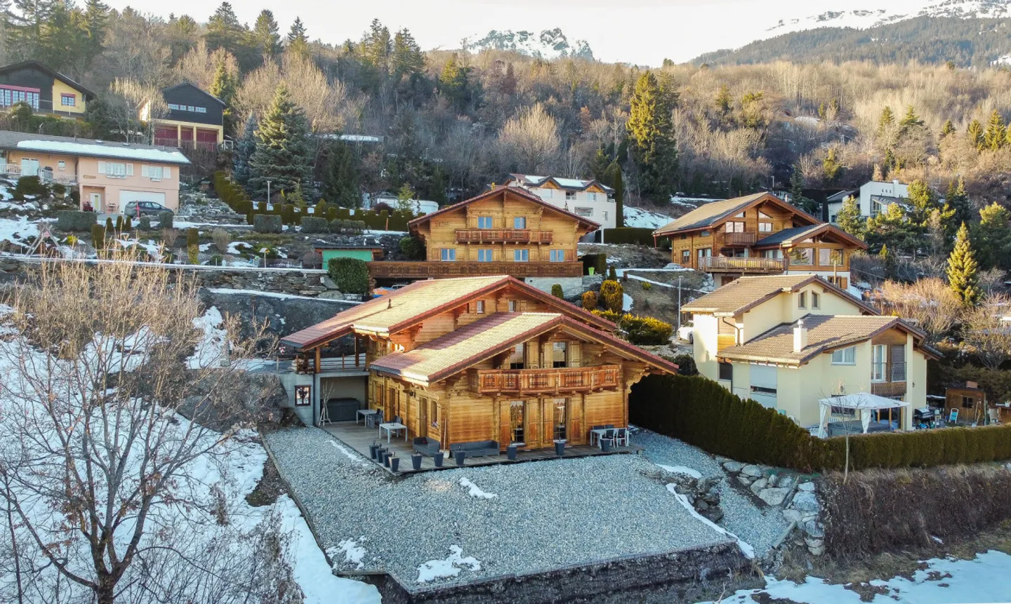 Chalet magnifique près de Crans-Montana - Photo 1 sur 13