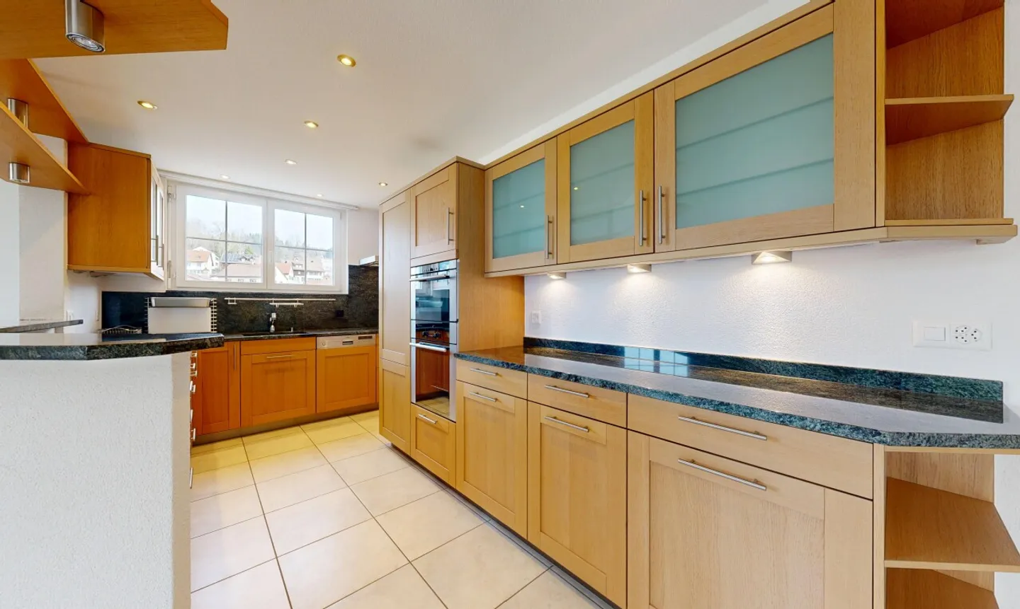 Luminoso appartamento di 4,5 stanze con balcone vetrato - Foto 5 di 11