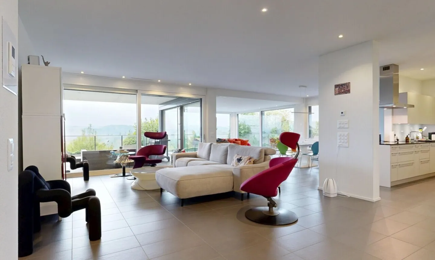 Wohnen mit Weitblick – 4.5-Zimmer-Terrassenwohnung mit Doppelgarage - Photo 2 sur 11