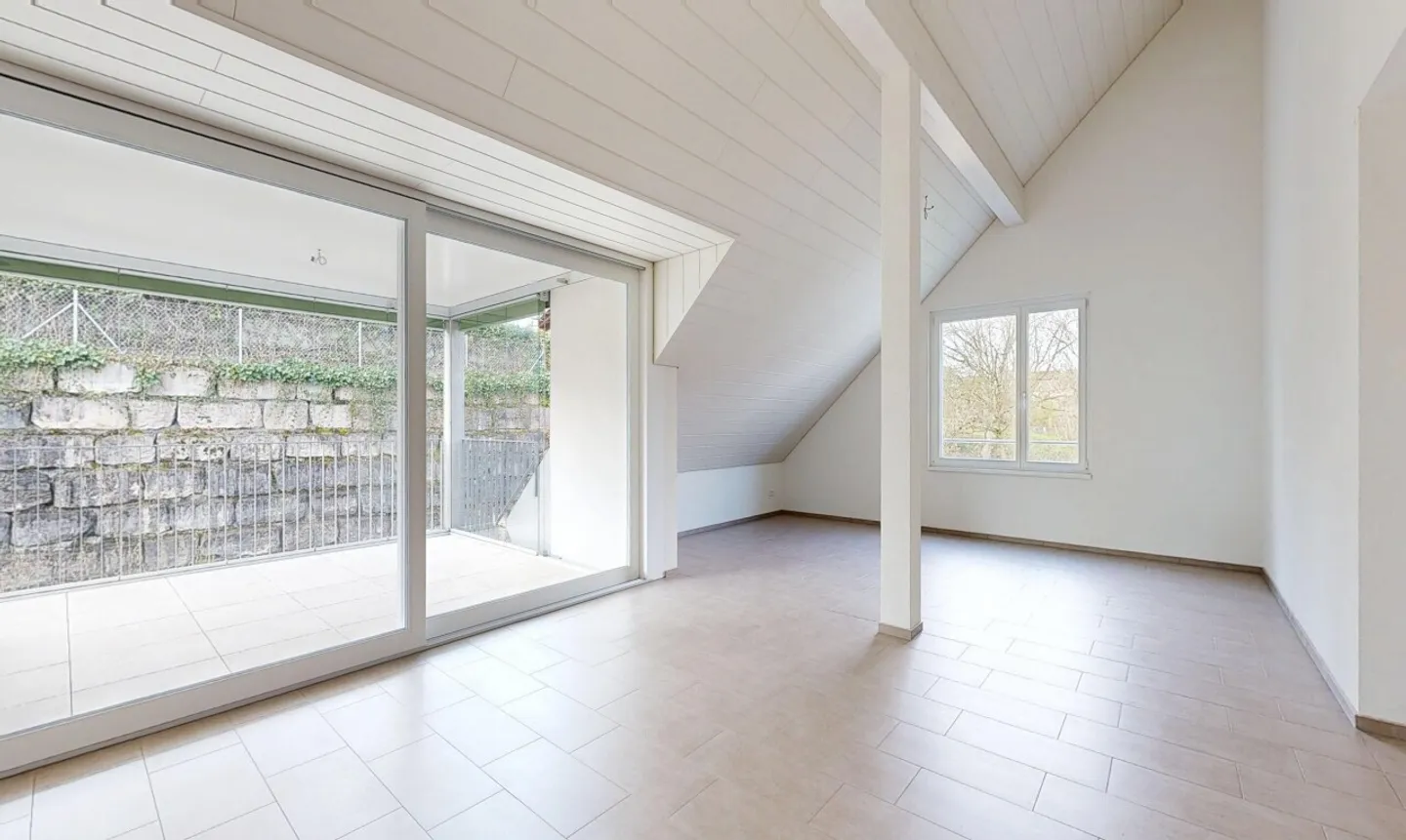 Appartement mansardé de 4.5 pièces comme neuf avec un immense grenier - Photo 4 sur 11