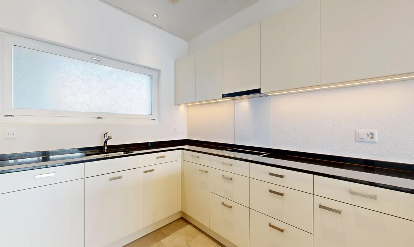 Appartamento moderno di 3,5 stanze con grande balcone e 2 posti auto - Foto 4 di 11