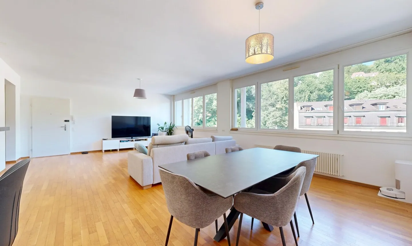 Bright family apartment in Lausanne - Photo 2 of 11