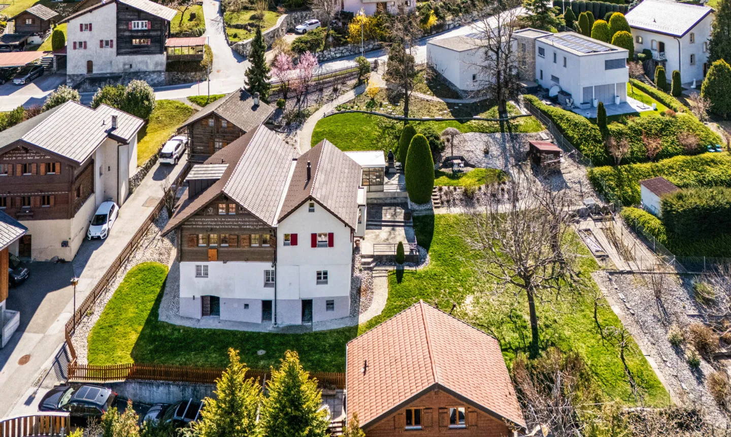 Außergewöhnlicher Immobilienkomplex Architektenhaus + Raccard + Räumlichkeiten - Foto 2 von 11