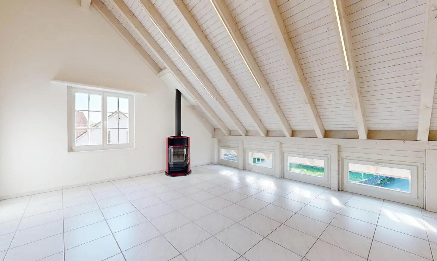 Stylish 4.5-room attic maisonette with charm and comfort - Photo 2 of 11