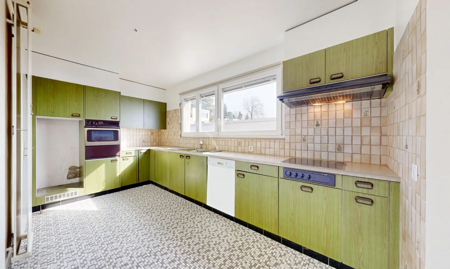 Magnificent Villa with Lake View - Photo 7 of 11