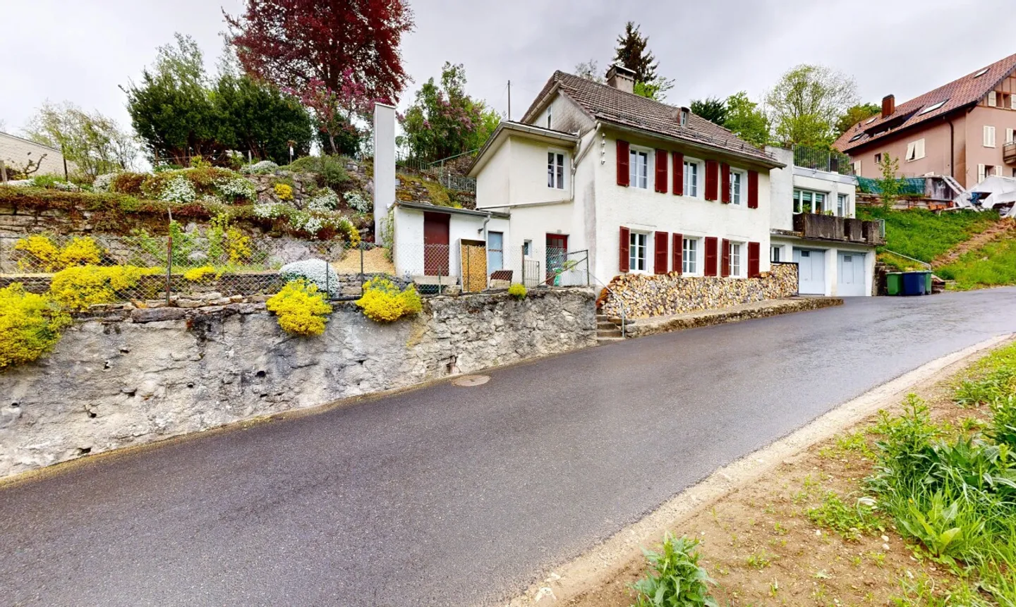180m² Villa in Locle: Great Potential and Stunning Nature View - Photo 2 of 11