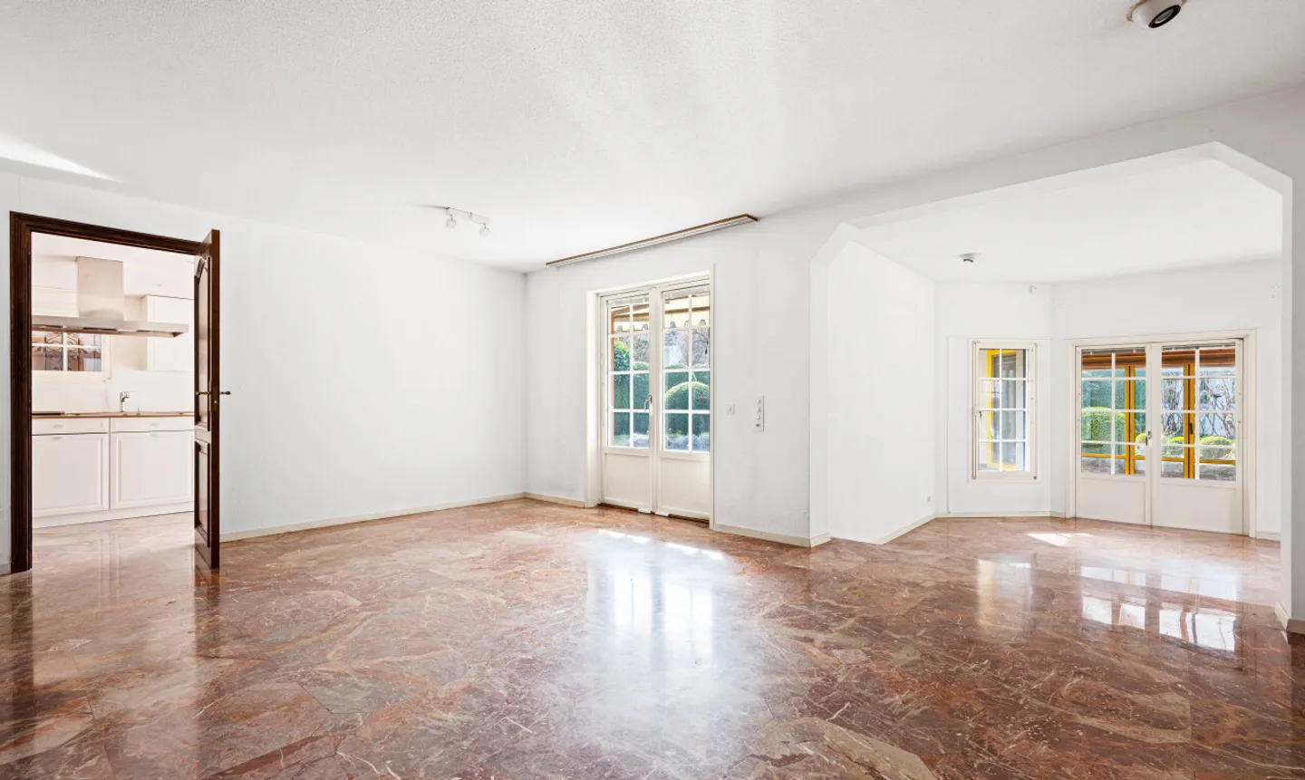 Freistehendes 6-Zimmer Einfamilienhaus mit grossem Garten - Foto 5 von 11