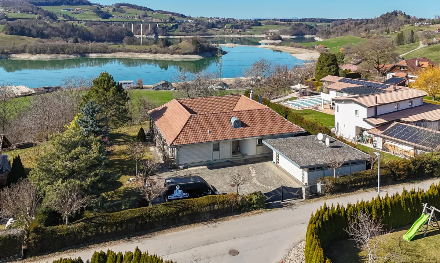 Exceptional villa with panoramic view of the lake - Photo 1 of 11