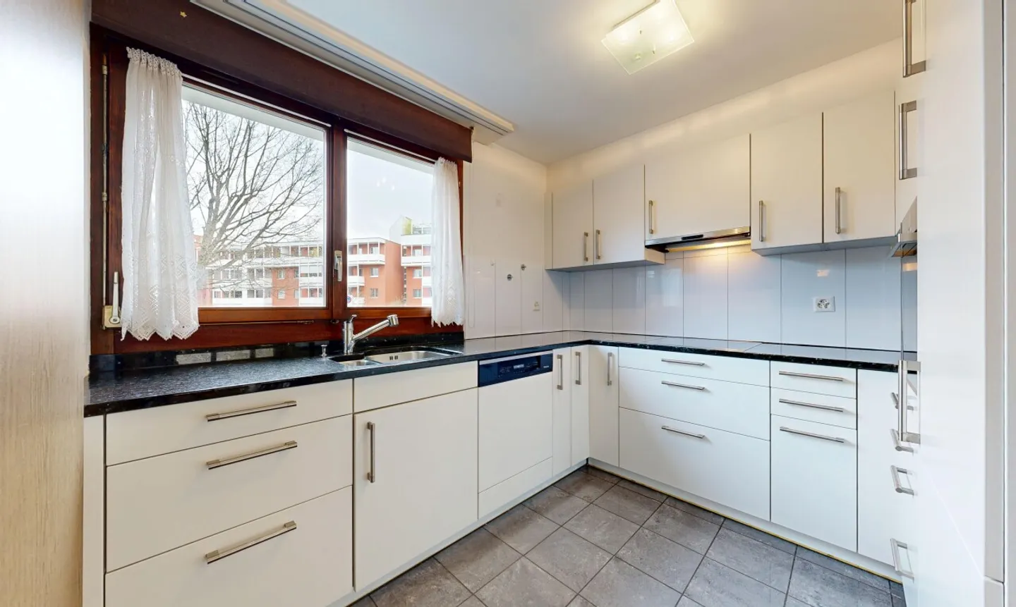 Spacious End Row House with Garden and Converted Attic - Photo 9 of 11