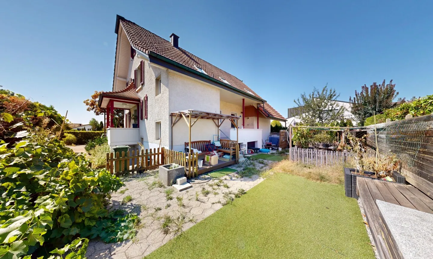 Charmantes 5.5 Zimmer Einfamilienhaus mit zusätzlichen Räumlichkeiten - Foto 3 von 11