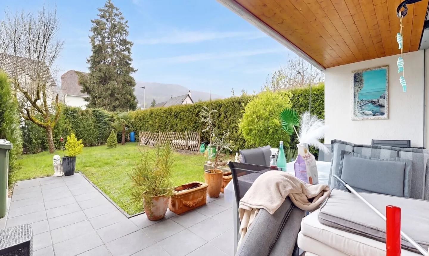 Casa bifamiliare ben tenuta di 5,5 locali con giardino a bassa manutenzione e garage - Foto 10 di 11