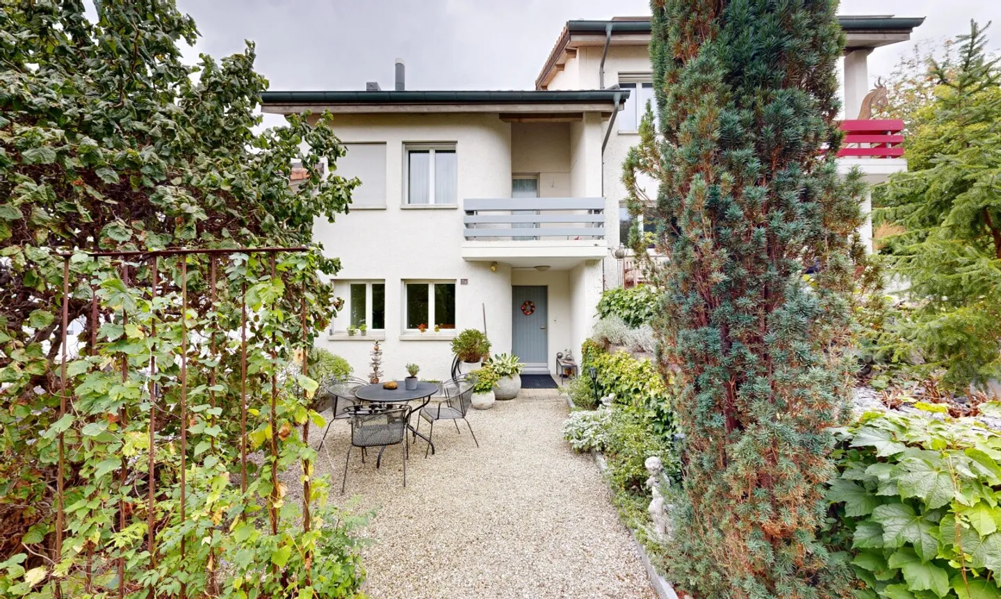 Well-maintained 5-room terraced house with garden and a double garage - Photo 1 of 11