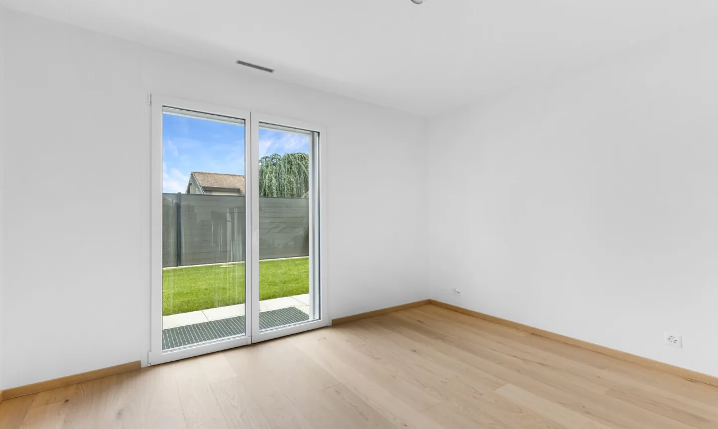 New semi-detached house with garden, beautiful volumes and careful finishes - Photo 9 of 11