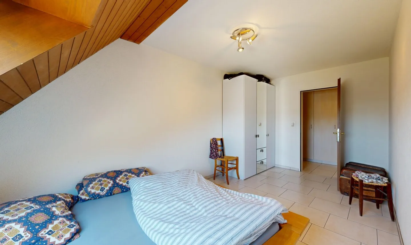 Spacieux appartement de 4.5 pièces avec cheminée et vue panoramique - Photo 10 sur 11