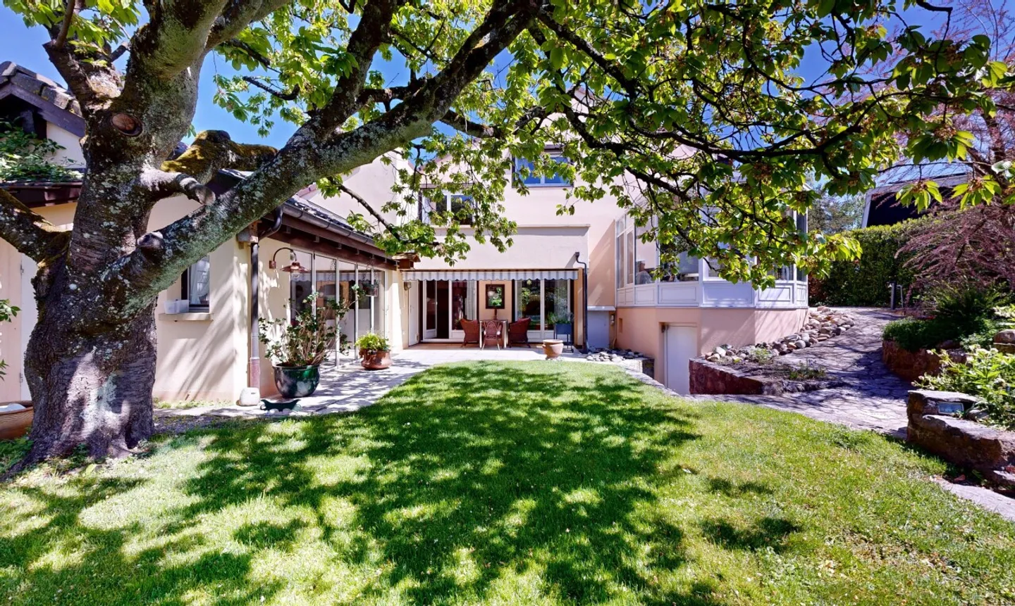 Architect-designed villa with large garden and unique potential! - Photo 1 of 11