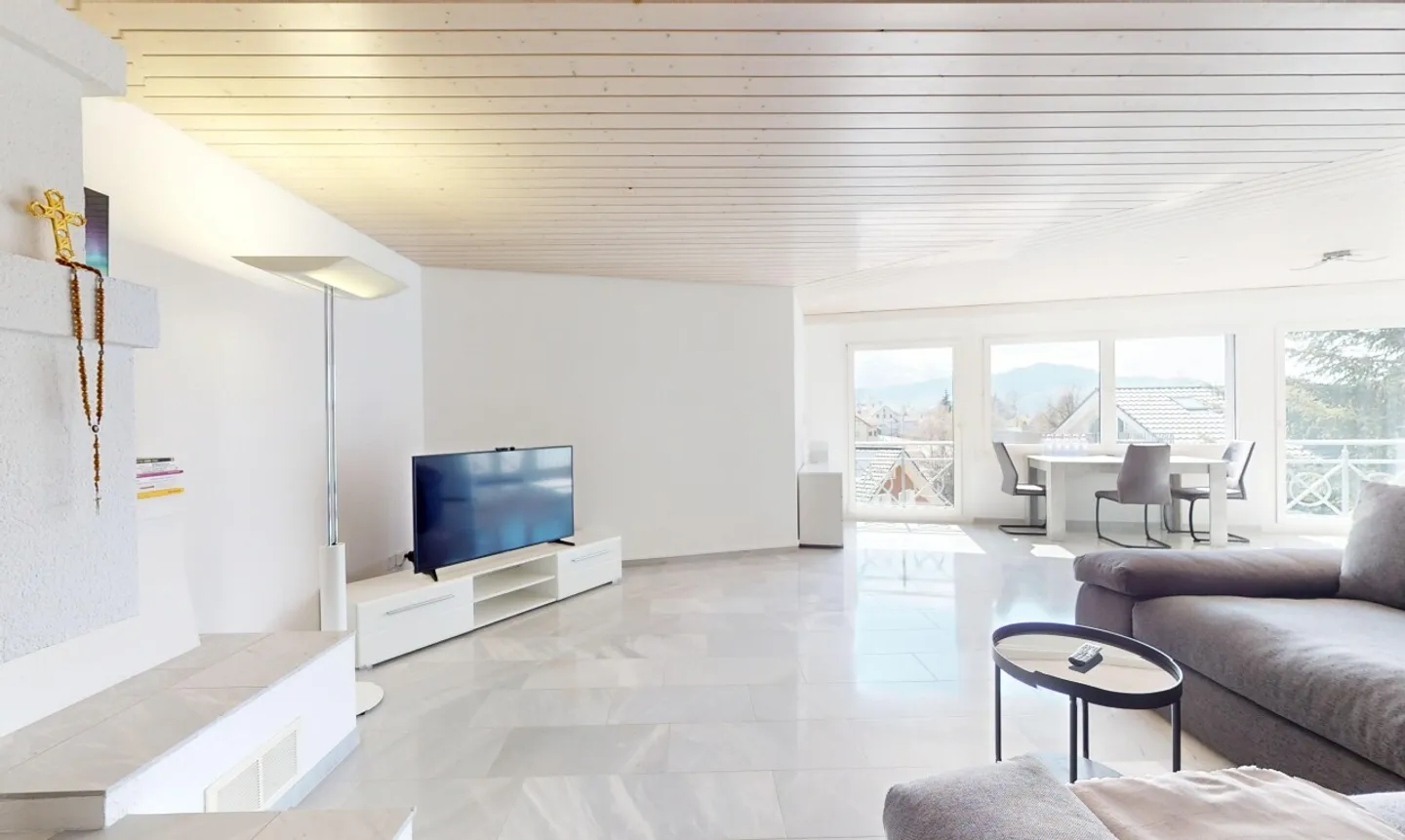 Geräumige Wohnung mit atemberaubendem Blick - Foto 3 von 13