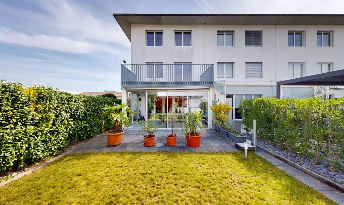 Attractive 5.5-room end-of-terrace house with low-maintenance garden - Photo 1 of 13