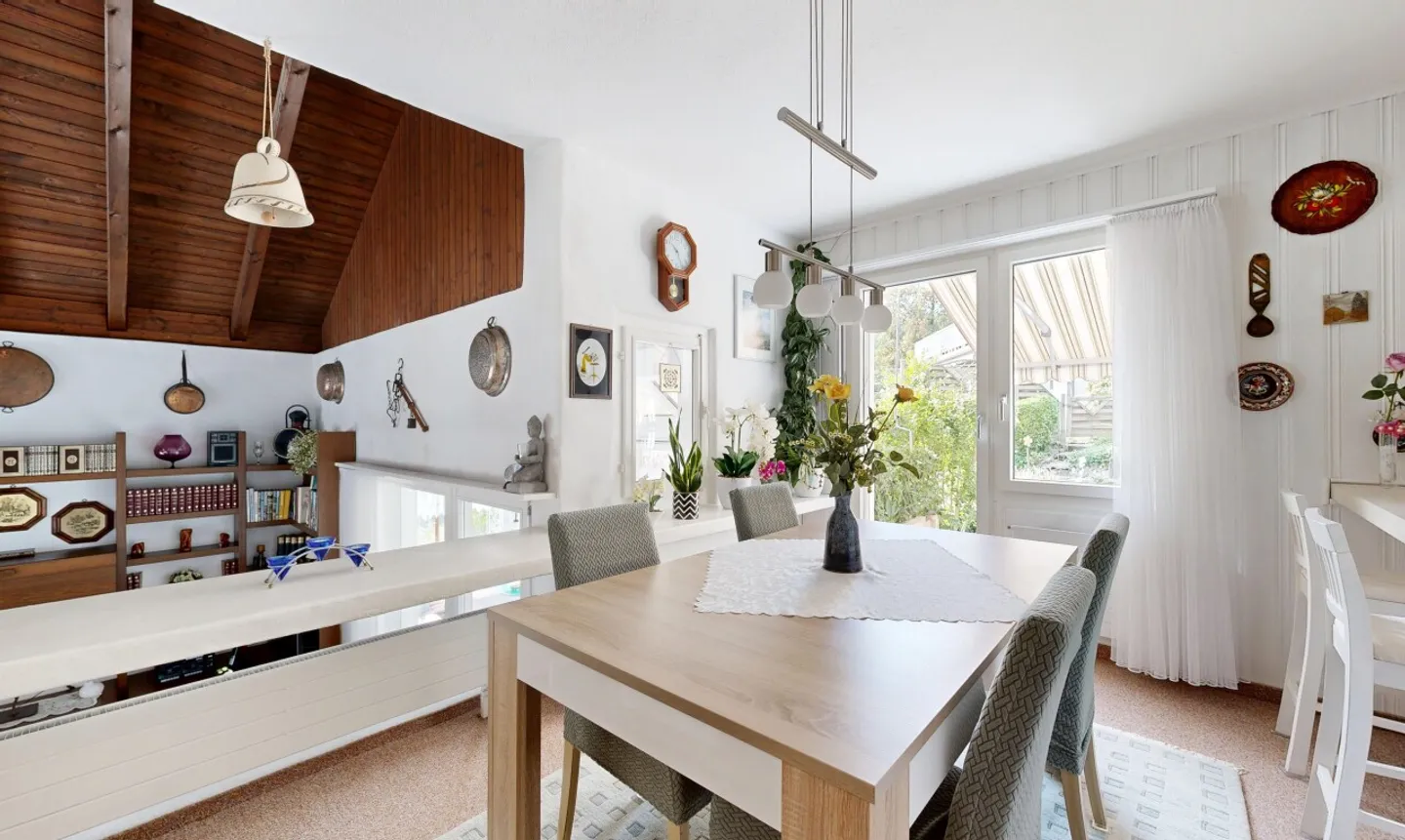 Detached Family Home with Views - Photo 2 of 11