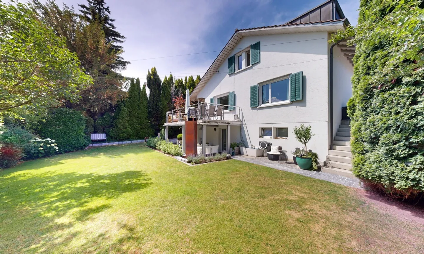 Detached Family Home with Garden - Photo 1 of 11