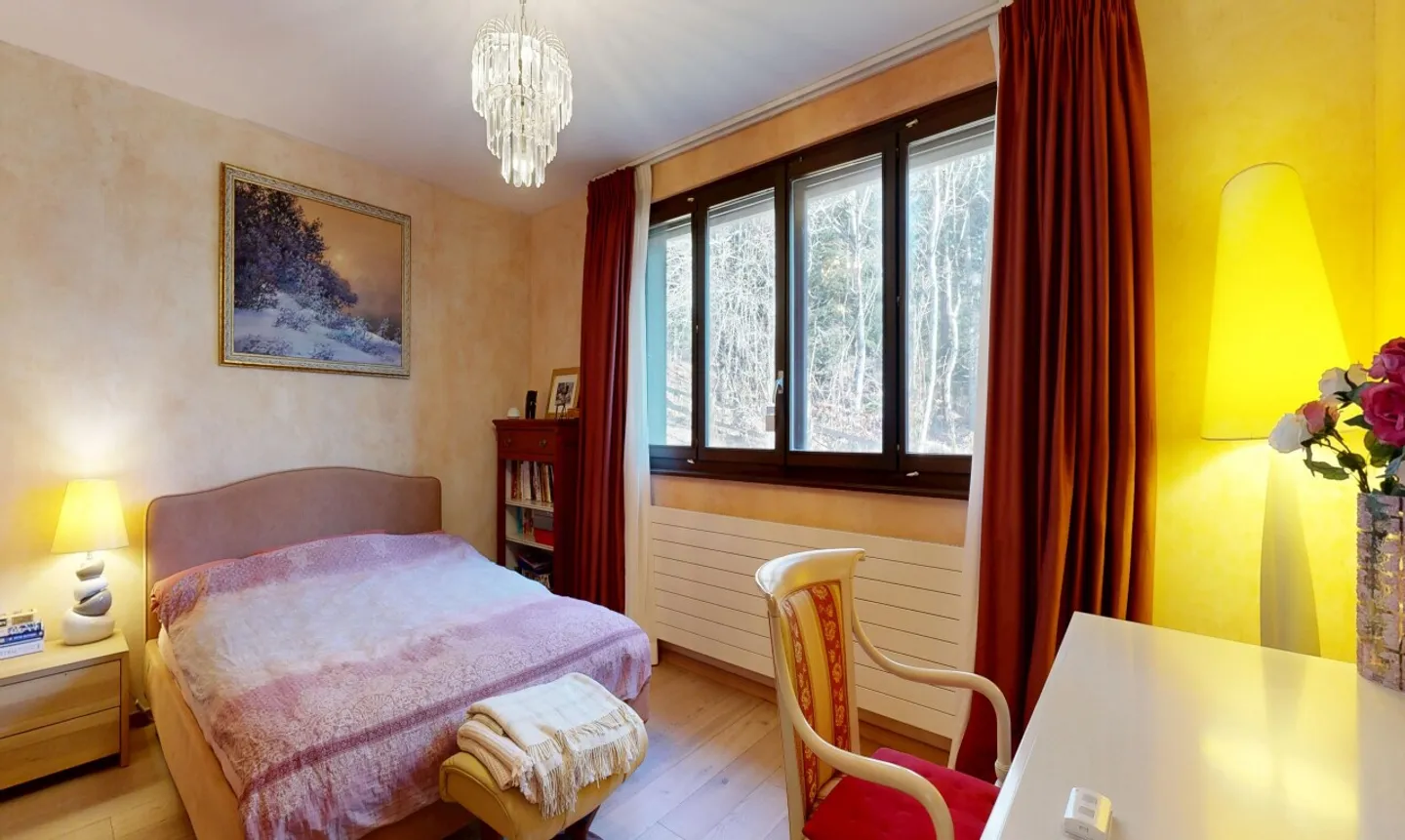 Großes freistehendes Haus, eingebettet in eine grüne Umgebung - Foto 11 von 13