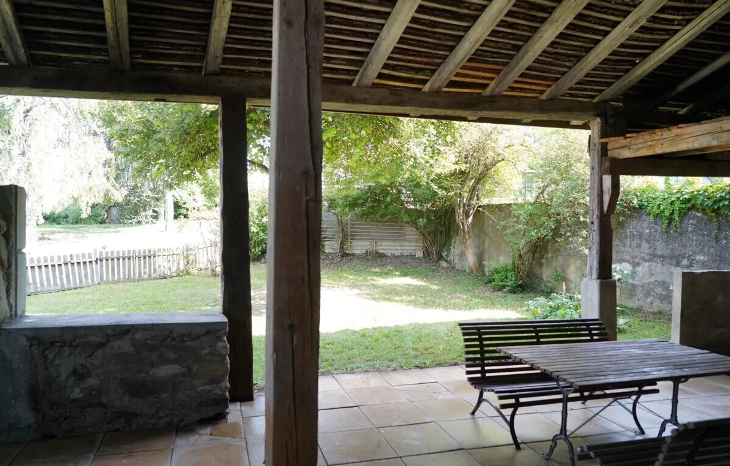 Progetto ad alto potenziale: casa di villaggio con fienile e giardino - Foto 1 di 11