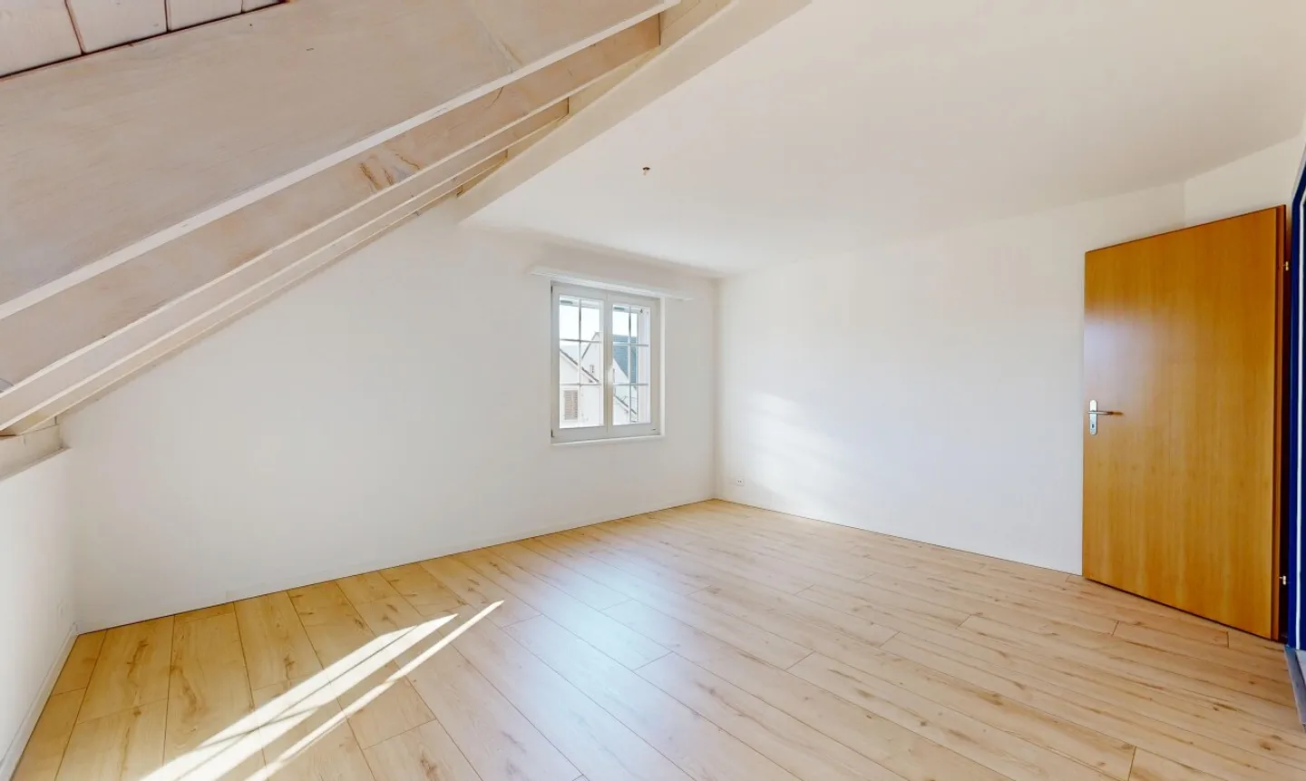 Stylish 4.5-room attic maisonette with charm and comfort - Photo 5 of 11