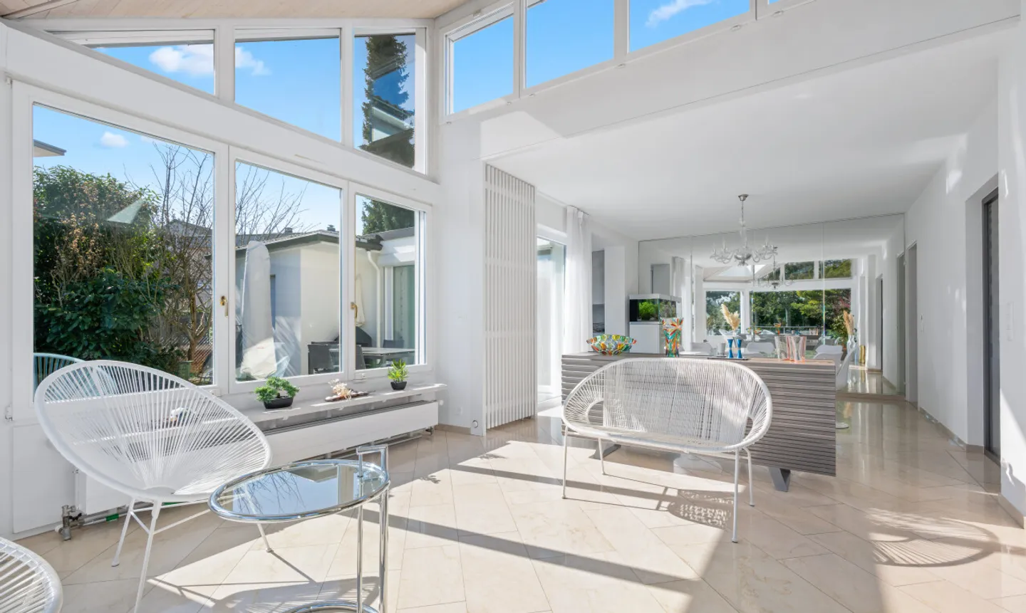 Exclusive villa with gallery, indoor pool and garden idyll - Photo 8 of 11