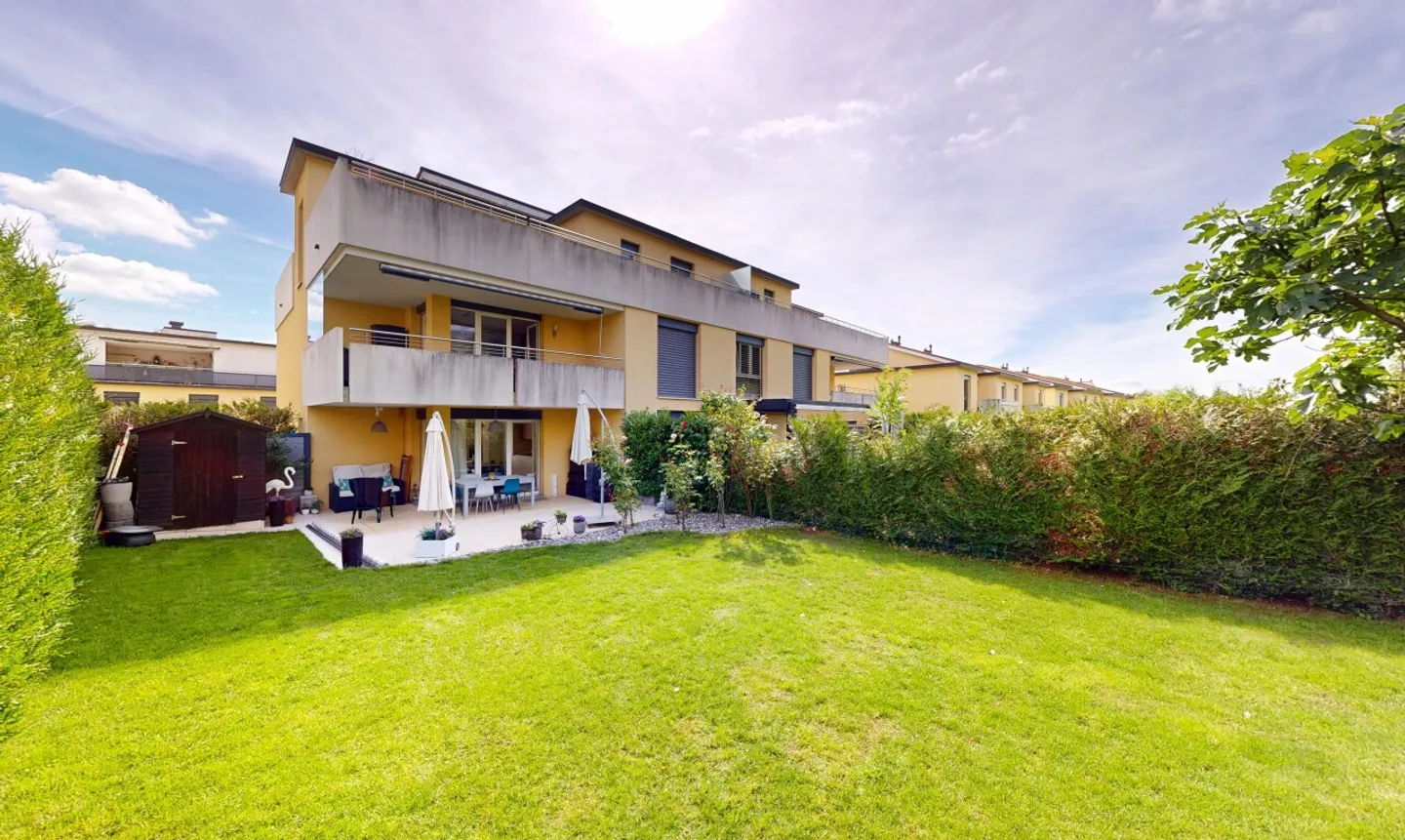 Contemporary duplex with 5.5 rooms and garden in Cortaillod - Photo 2 of 11