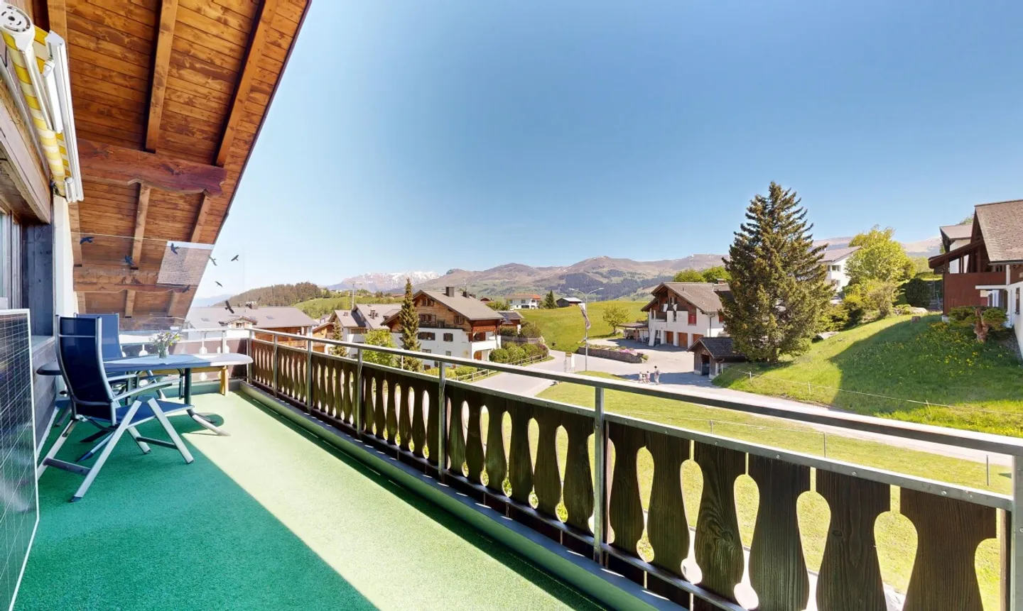 Charmante Dachwohnung mit Bergblick - Foto 3 von 11