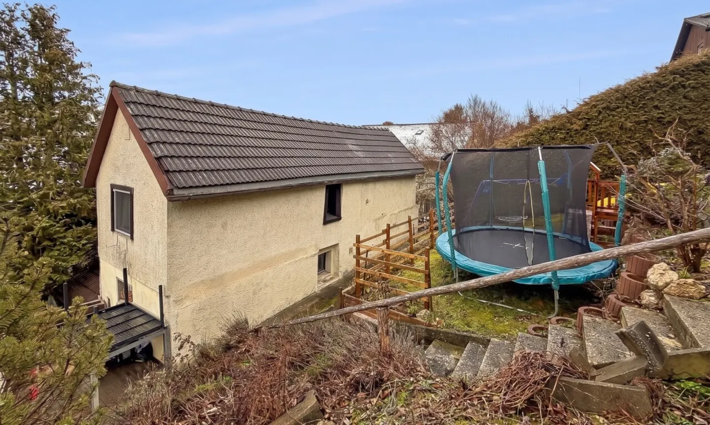 Detached villa with storage and workshop - Photo 3 of 11