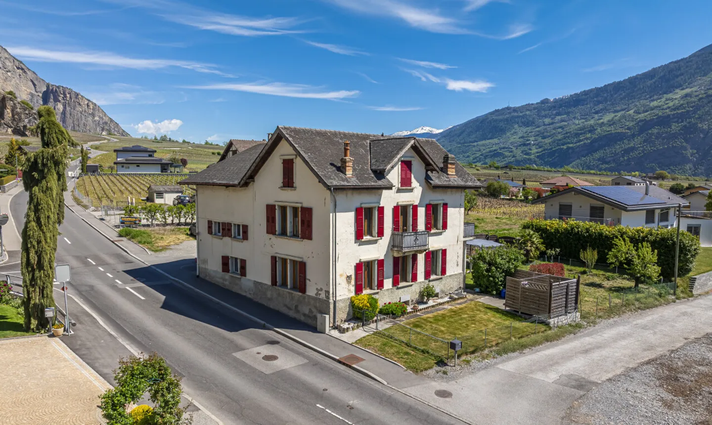 Opportunità Rara a Leytron: Casa di Villaggio con Molteplici Possibilità - Foto 1 di 11