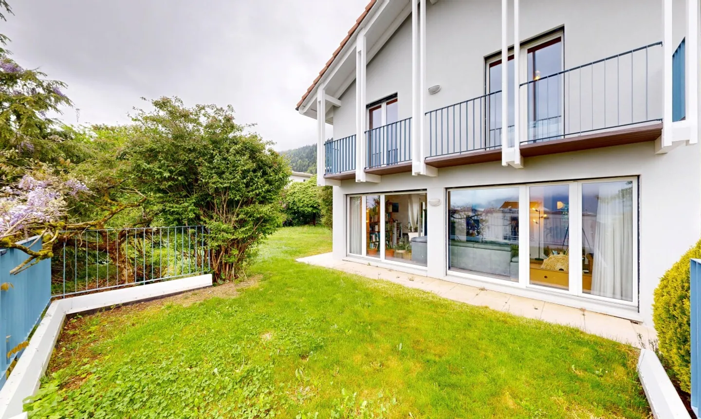 Spacious 6.5-room villa with landscaped garden in Cernier - Photo 3 of 11