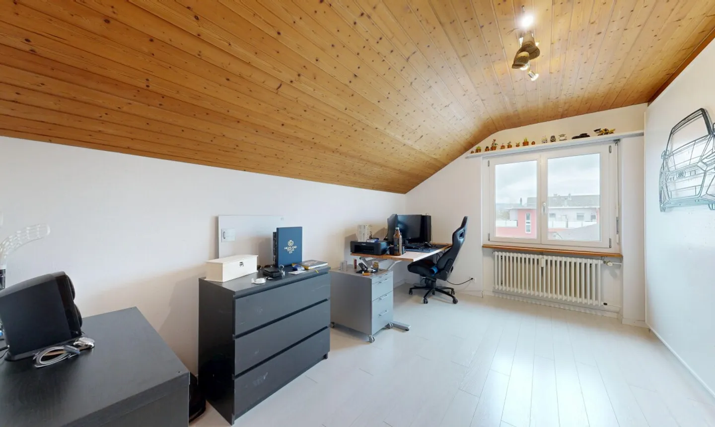 Ampio attico di 5,5 stanze con vista panoramica in una posizione tranquilla - Foto 8 di 11