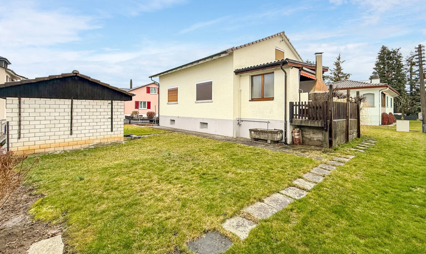 Freistehendes Einfamilienhaus mit Potenzial - Foto 1 von 11