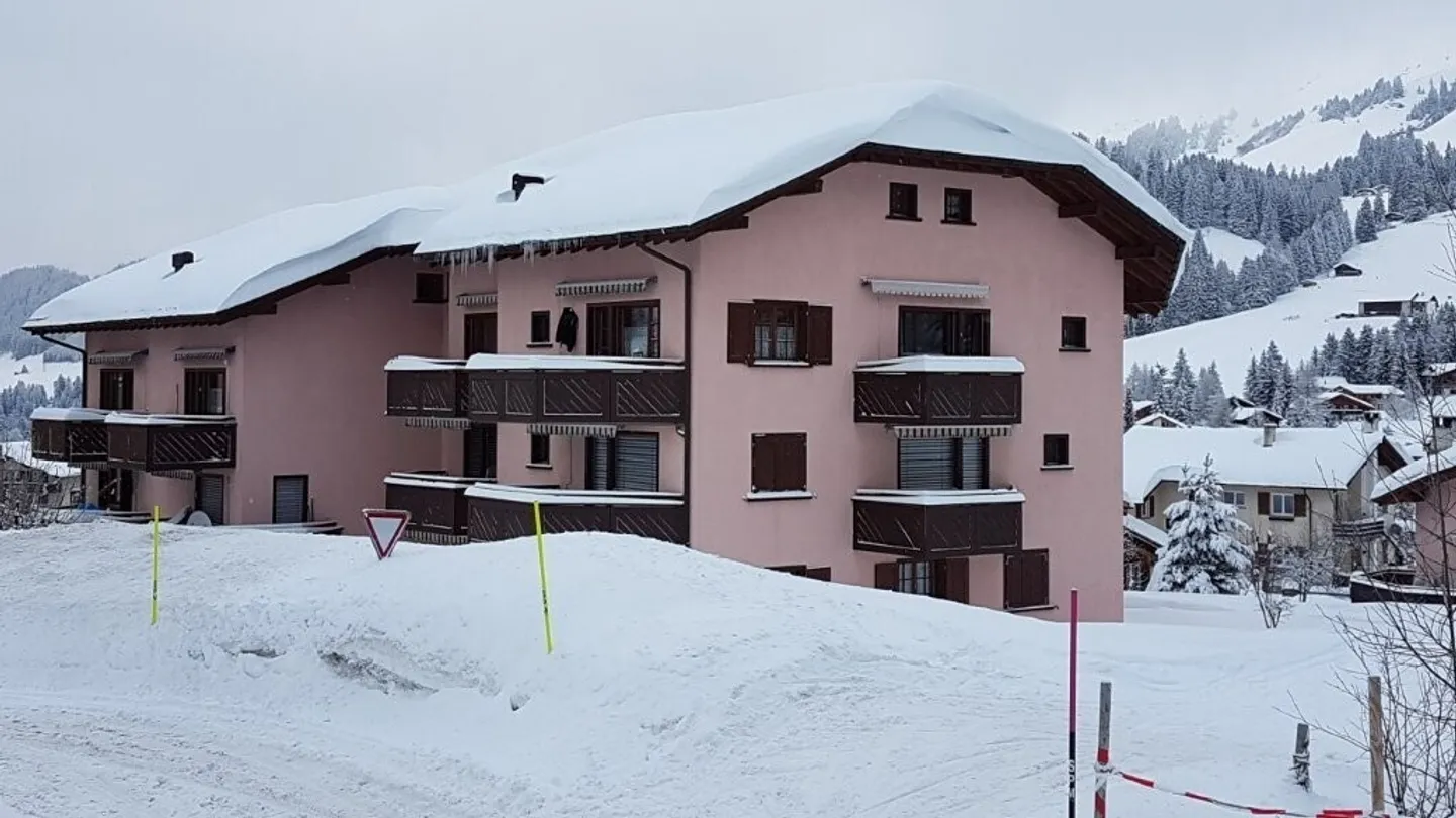 Charming Maisonette Apartment with Ski-in/Ski-out and Mountain Views in Parpan - Photo 1 of 11