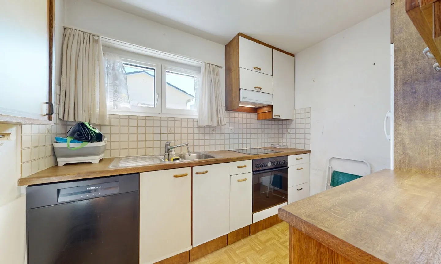 Charming Detached House with Garden - Photo 7 of 11