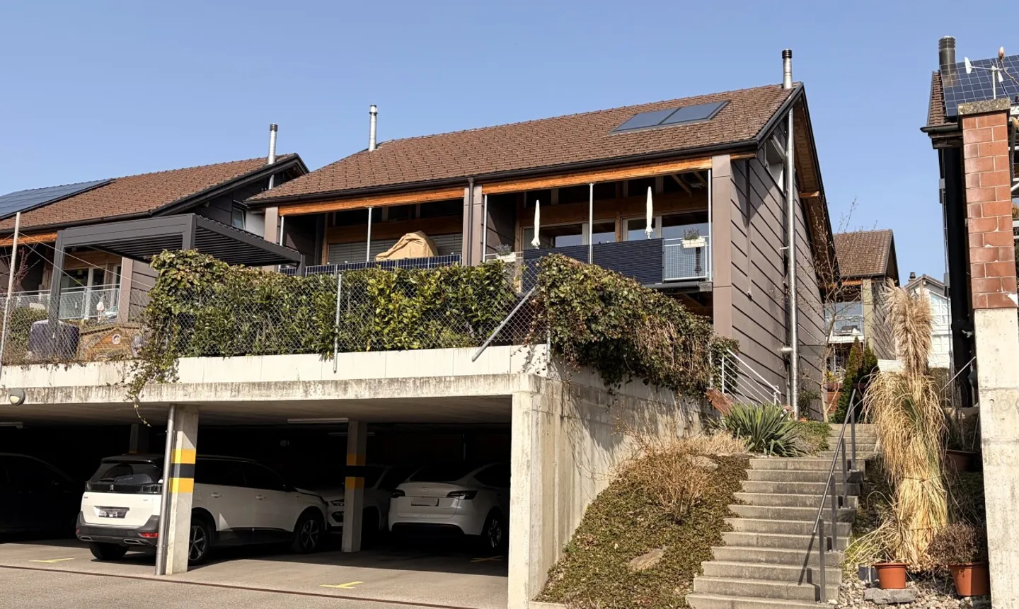 Spacious semi-detached house with garden and terraces in a quiet location - Photo 1 of 11