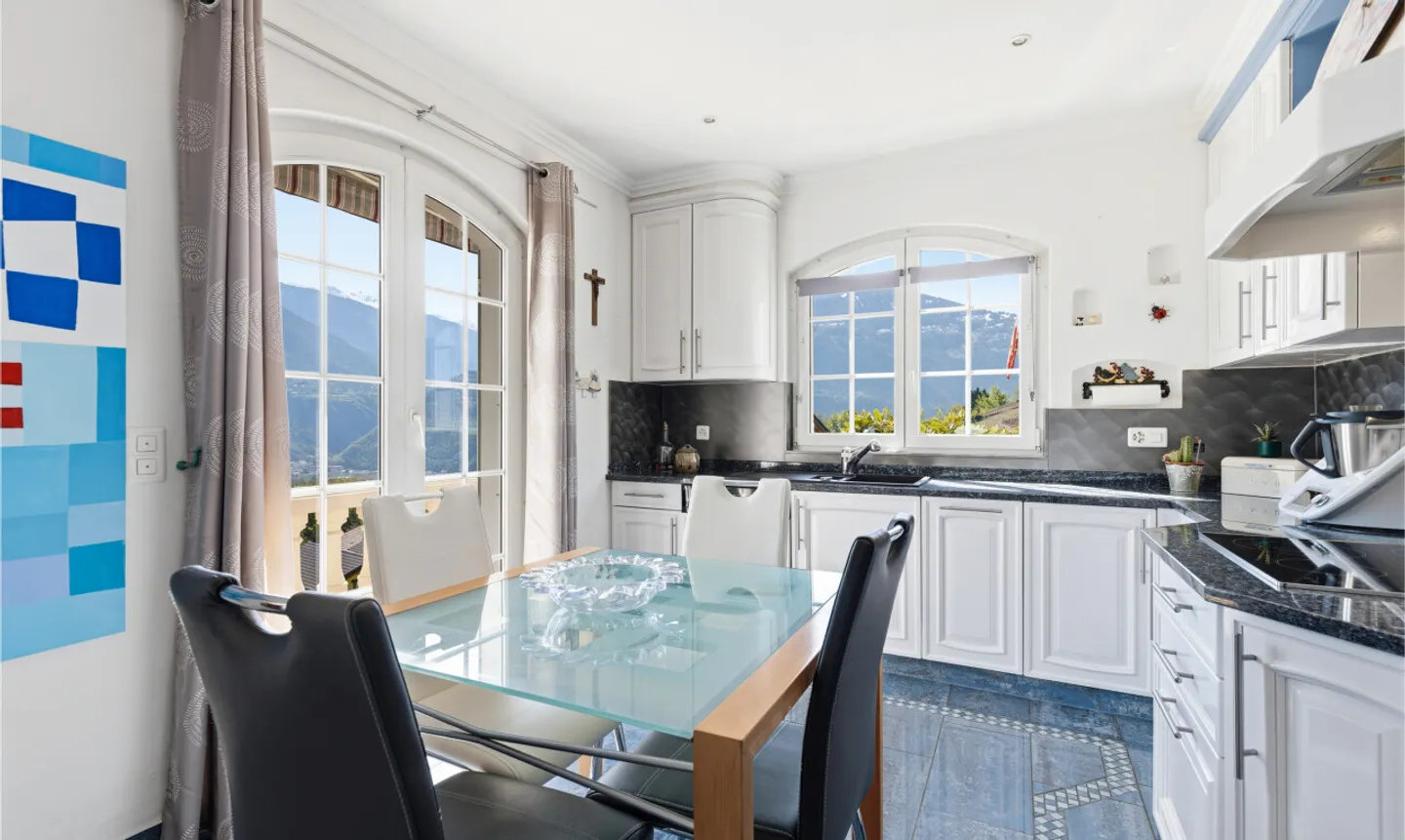 Architectural Villa with Panoramic Views - Photo 9 of 11