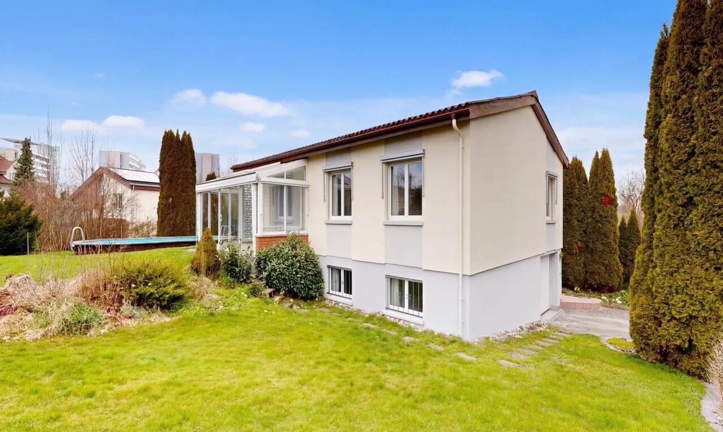 Casa indipendente con piscina e giardino - Foto 2 di 11