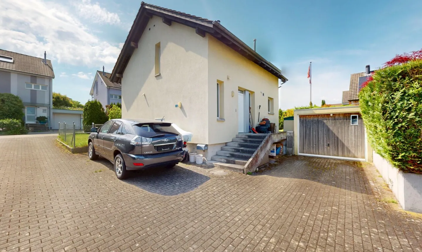 Casa unifamiliare luminosa con giardino idilliaco e garage separato - Foto 1 di 13