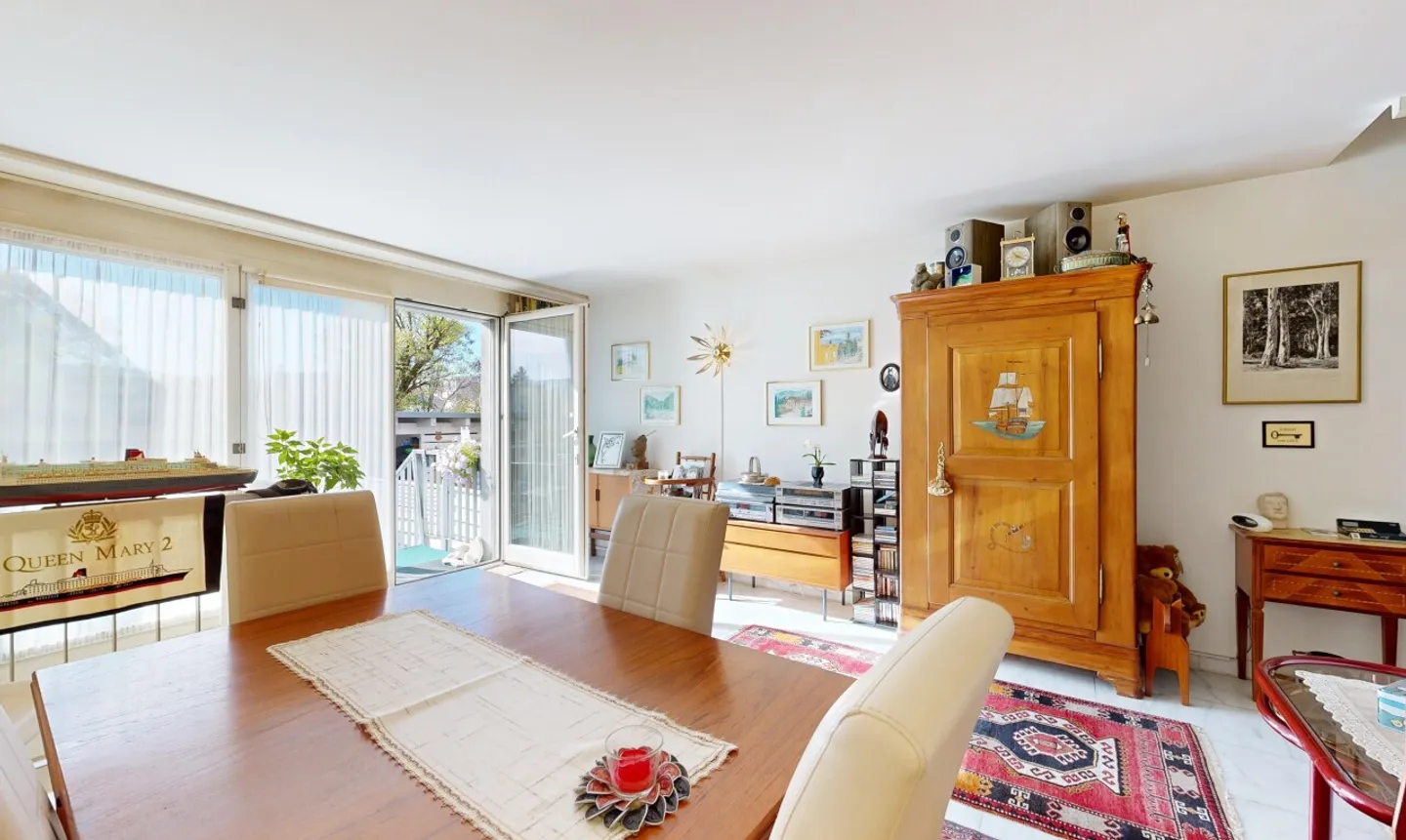 Casa a schiera spaziosa con galleria e materiali eleganti - Foto 4 di 11