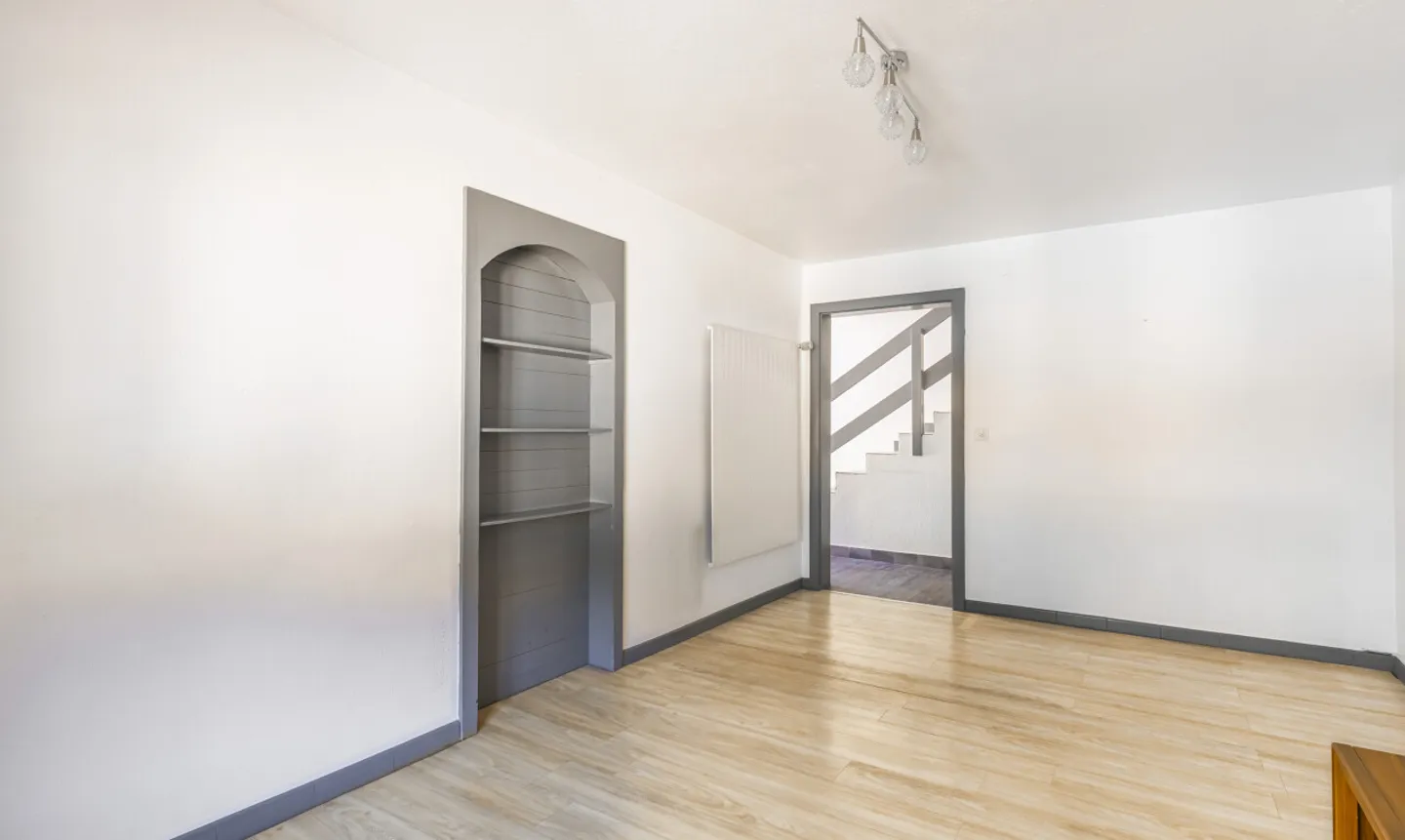 Opportunità Rara a Leytron: Casa di Villaggio con Molteplici Possibilità - Foto 7 di 11